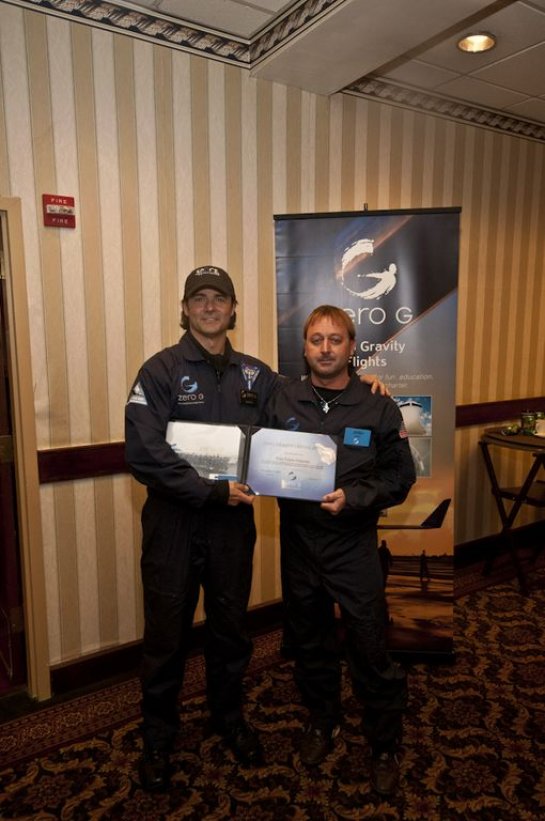 Recibiendo el Certificado de pruebas superadas en los vuelos ZERO G