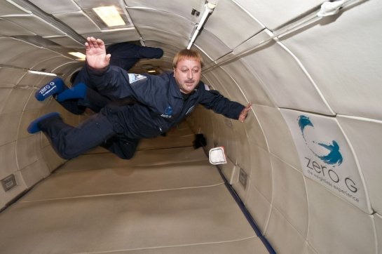 Flotando durante una de las parabolas en vuelos ZERO G