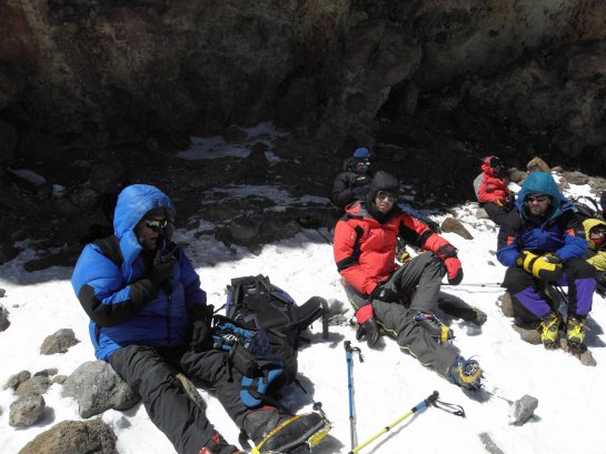 Descanso en la cueva 6700m