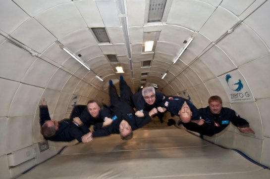 Con mi equipo realizando ejercicios ZERO G