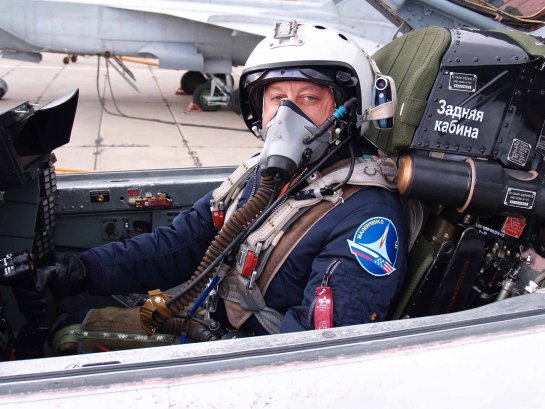 Entrenando con el avion de combate MiG-29